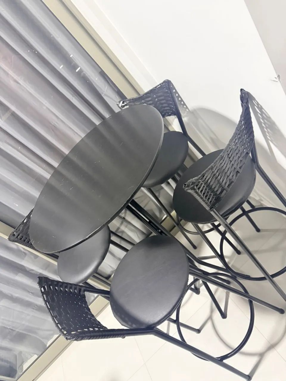 Mesa e banquetas 