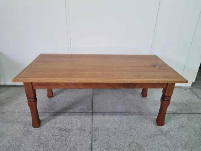 Mesa maciça de pau-óleo