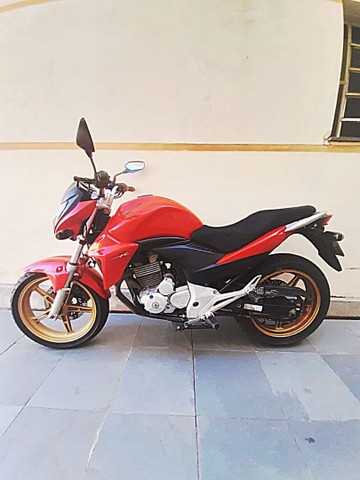 VENDO MOTO HONDA