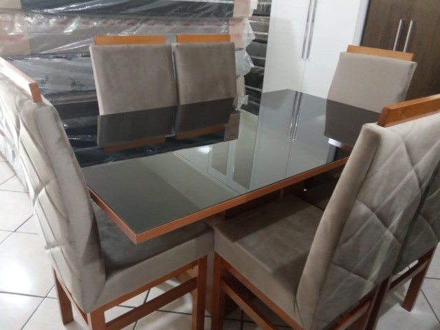 Mesa de vidro com 6 cadeiras