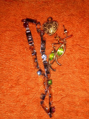 Pulsera, par de brincos e pingente 