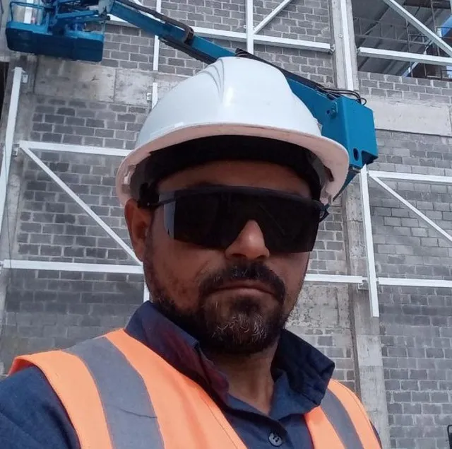 Pedreiro supervisor de obras