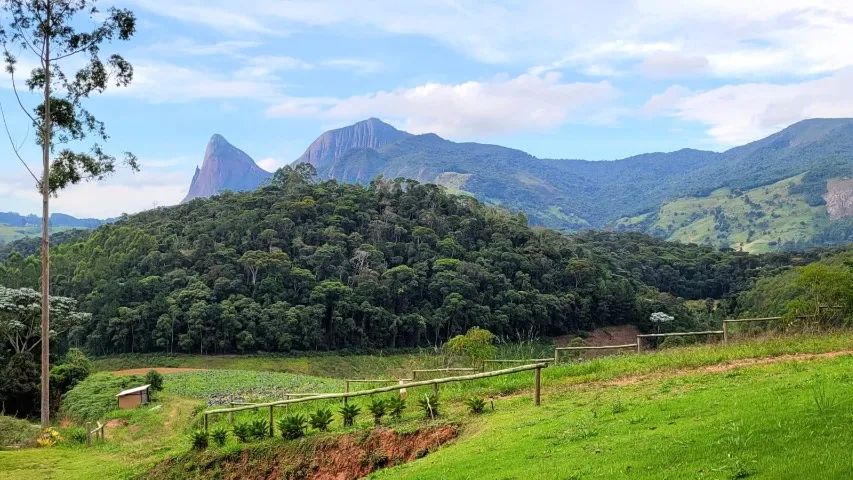 Área nobre (46.000m2) com casa de apoio em Pedra Azul!