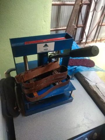 Máquina pneumática para fabricação de chinelos