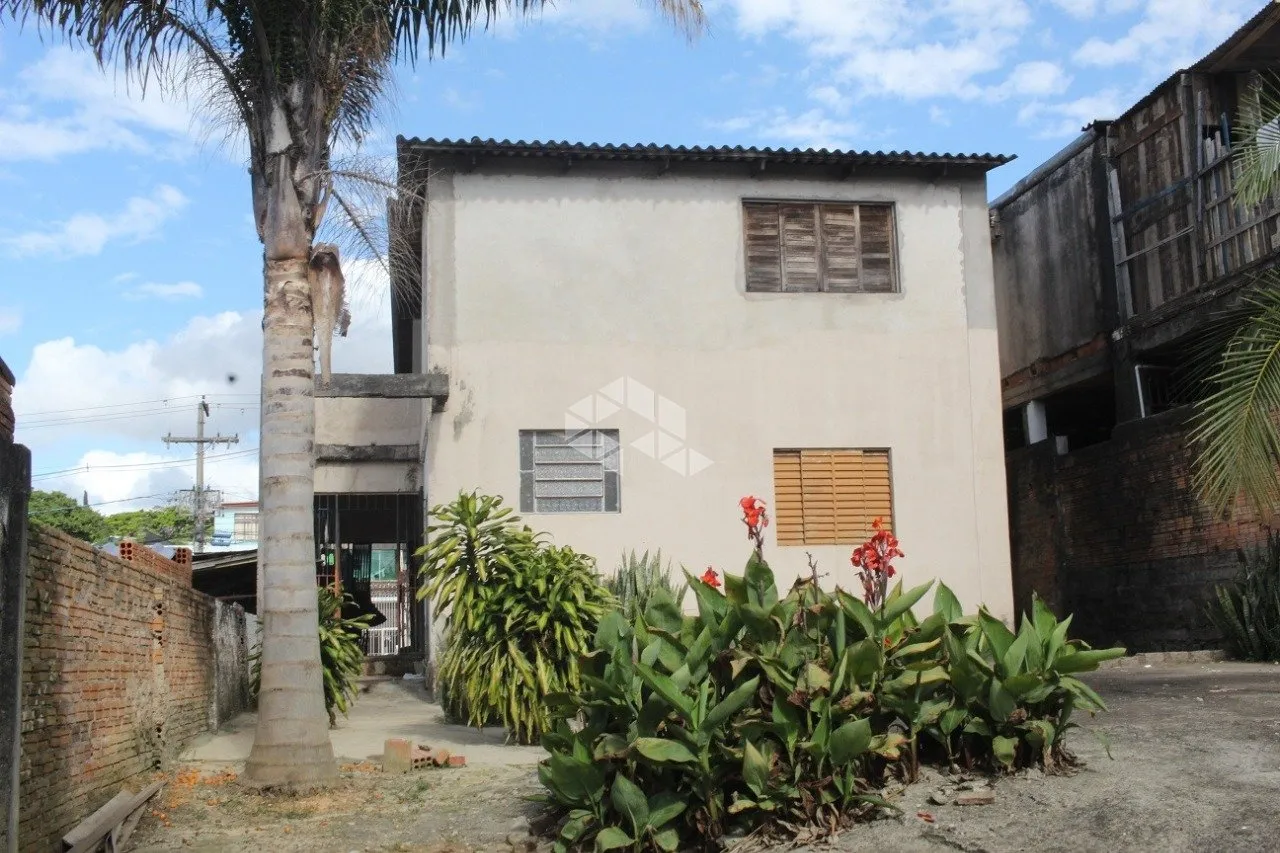 Terreno com 11x55 tendo uma casa ampla. Estrutura em alvenaria.
