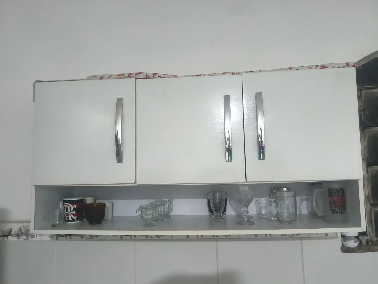 Armário de Cozinha Branco com Prateleira