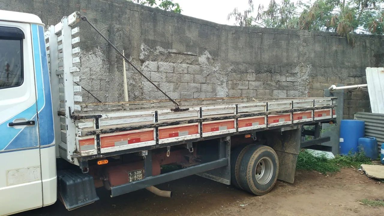 Vendo ou troco Carroceria 5Mts 