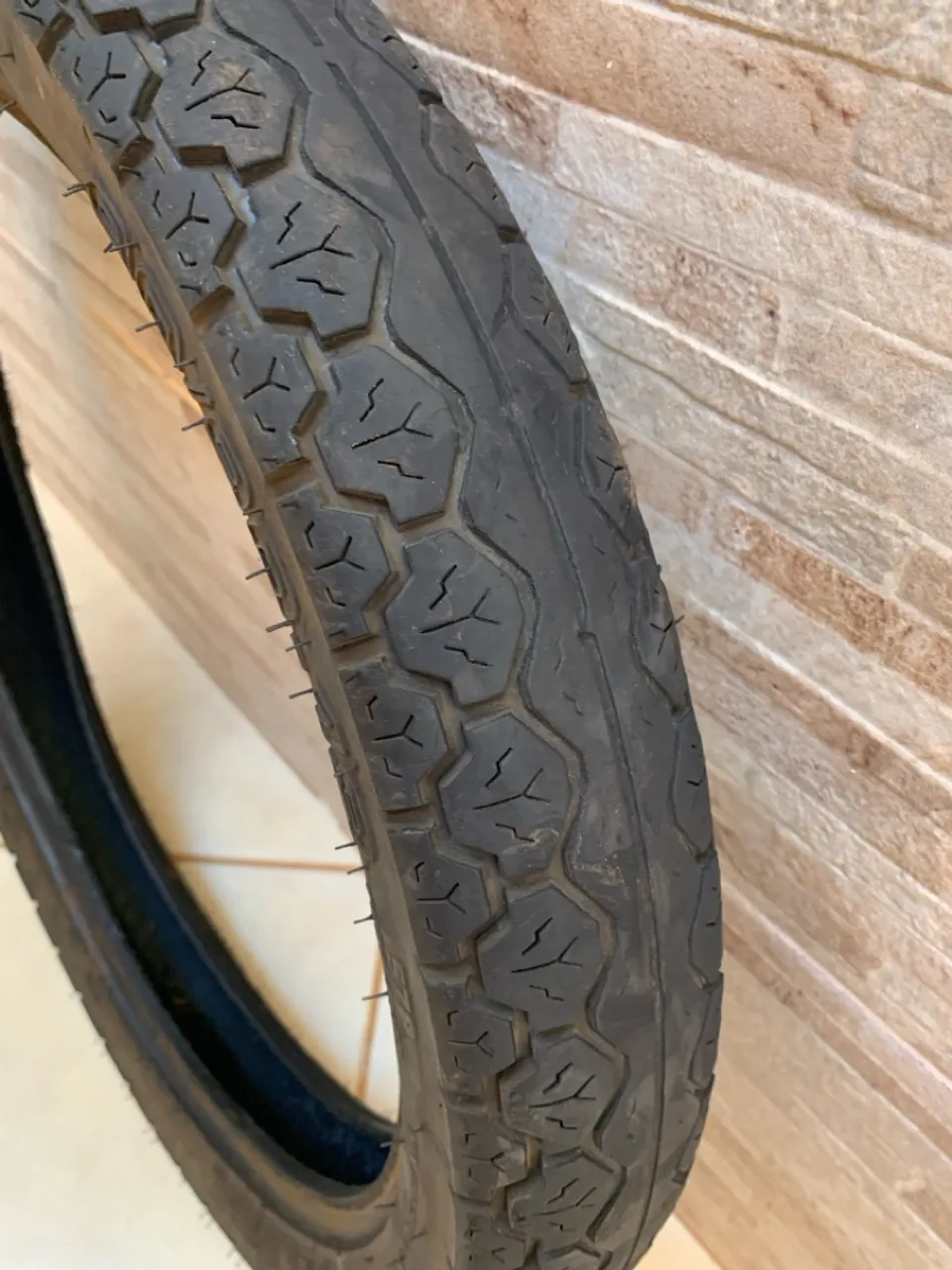 Pneu de Moto - Ótima Aderência e Durabilidade