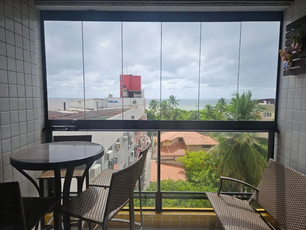 ALUGA-SE APARTAMENTO MOBILIADO COM 03 QUARTOS A 50M DA ORLA DE CABO BRANCO