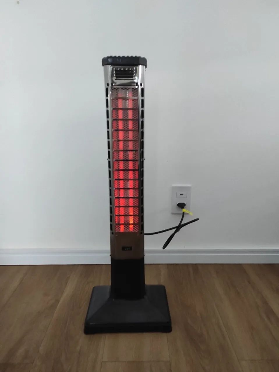 Aquecedor Elétrico De Ambiente Quartz Vertical Beltempo Cor Preto e Cinza