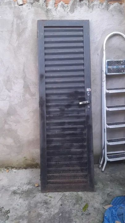 Porta de Alumínio com veneziana