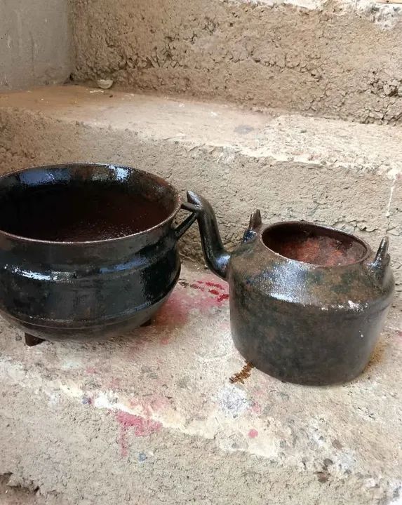 Caldeirão pequeno e bule ferro fundido 