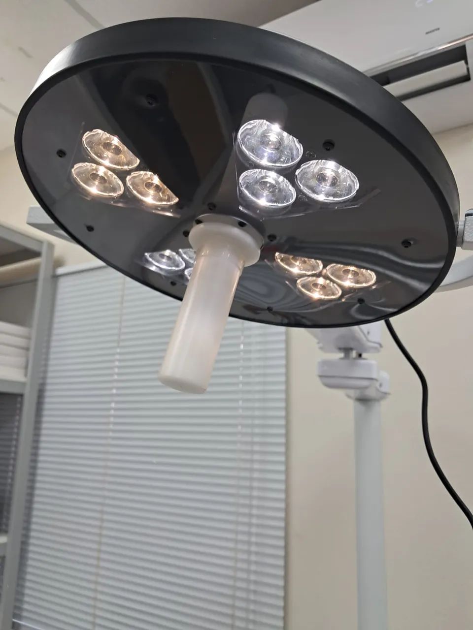 Foco Cirurgico 12 LEDs bicolor com controle touchscreen  - Foto 2