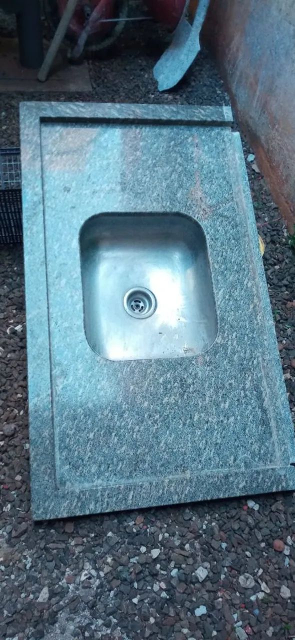 Selling marble stone, excellent condition; also includes a barbecue measuring 1 m