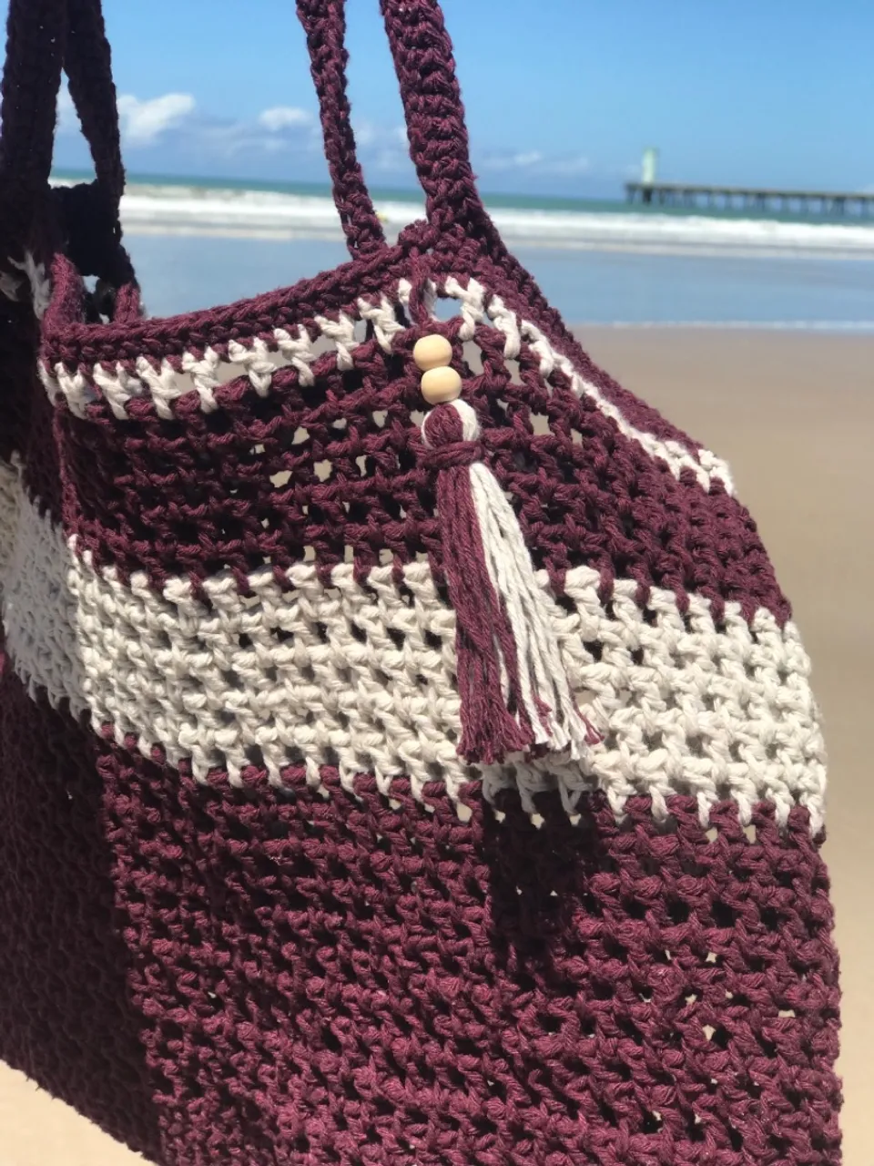 Bolsa de crochê em tons de vinho e branco