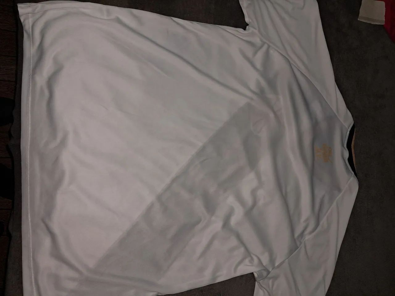 Camiseta Branca com Detalhes em Preto e Dourado - Foto 2
