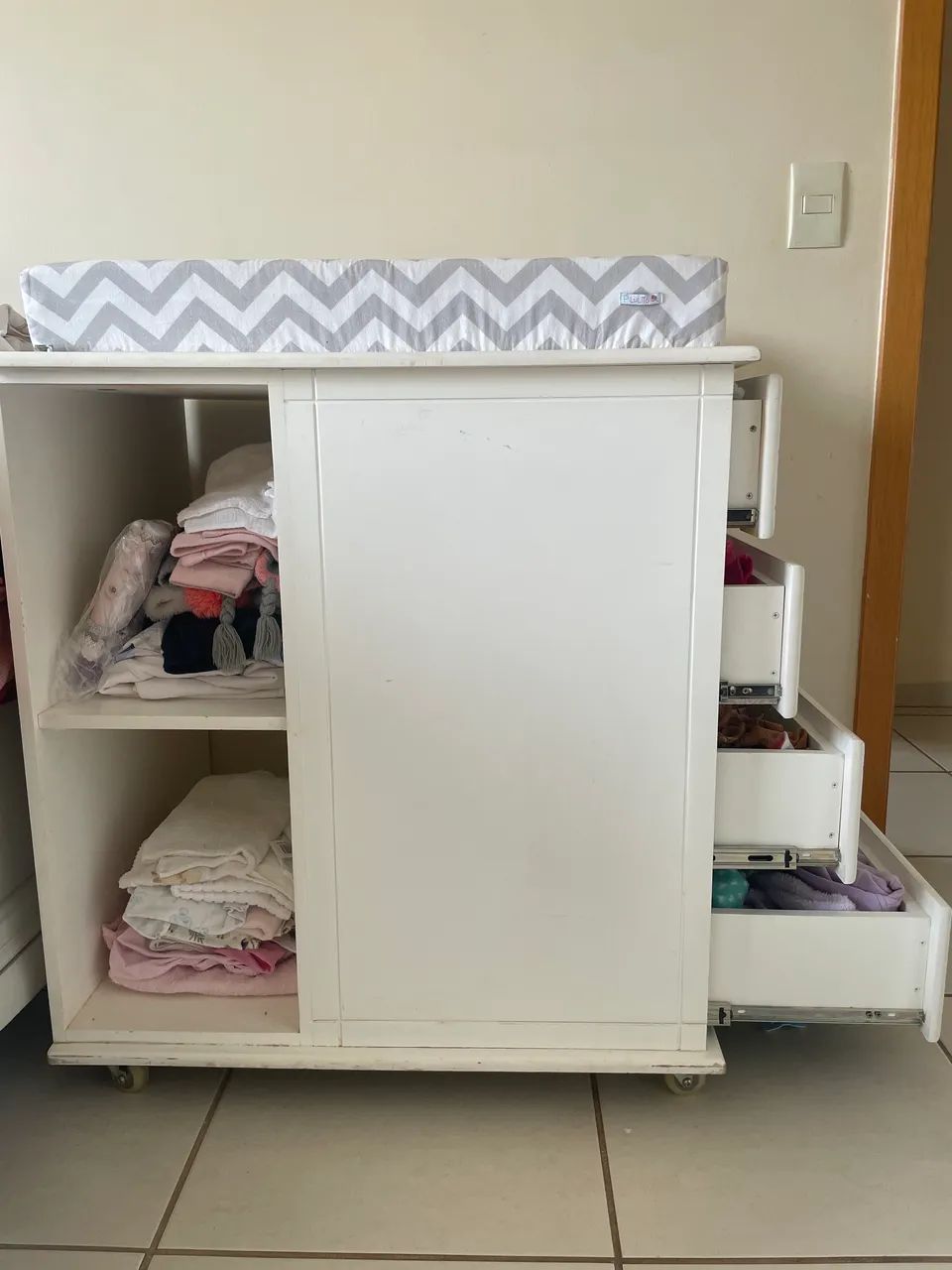 Berço, cômoda e poltrona de amamentação  - Foto 5