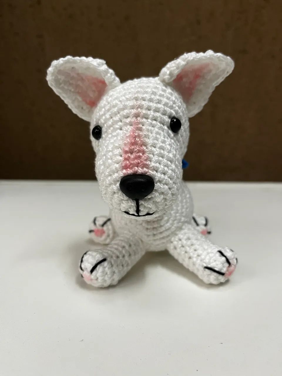 Cachorrinho Raça Bull Terrier em Crochê Amigurumi Pelúcia Cachorro Enfeite Decoração