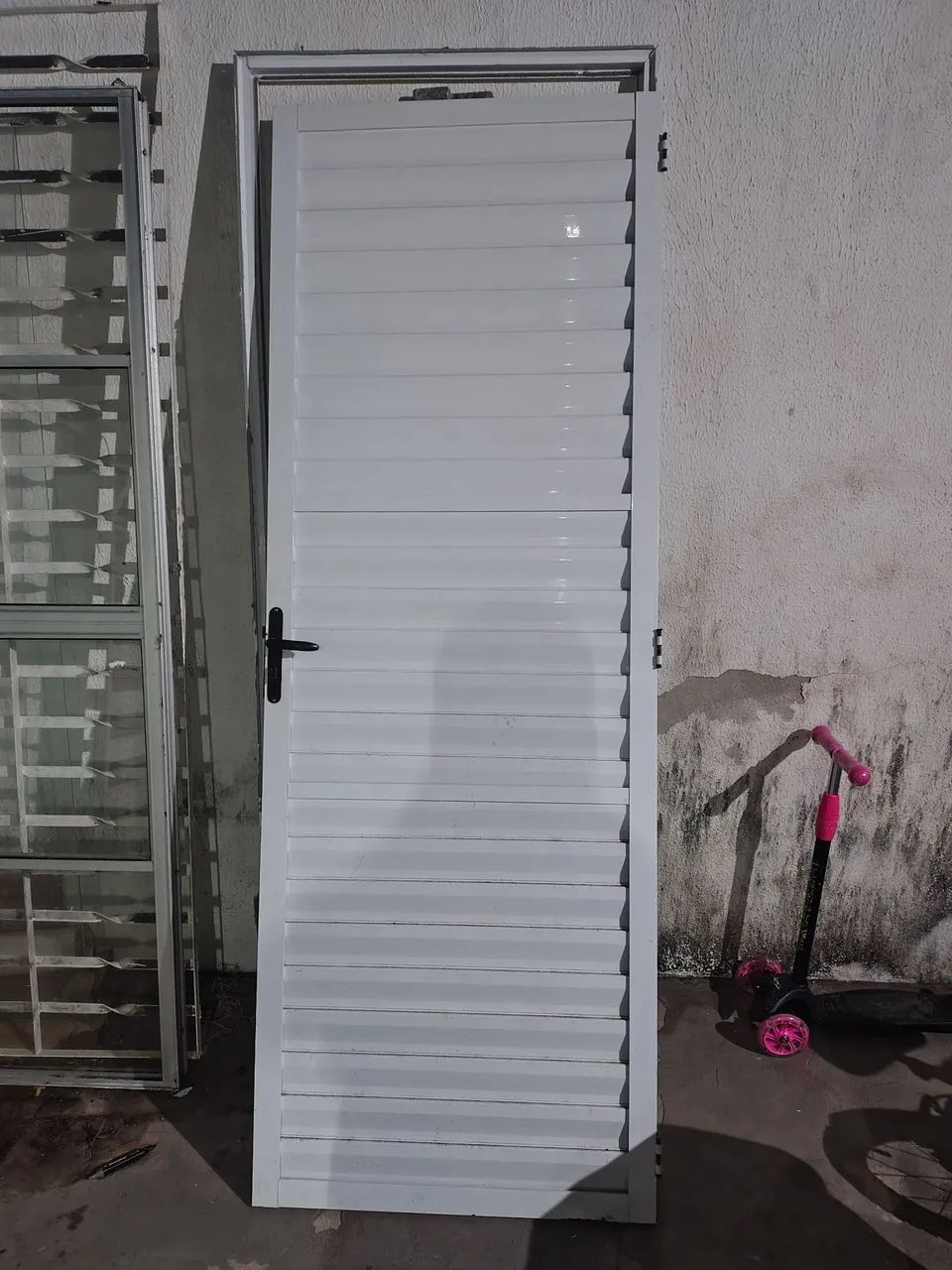 Porta aluminio branco 0.80 com trinco.