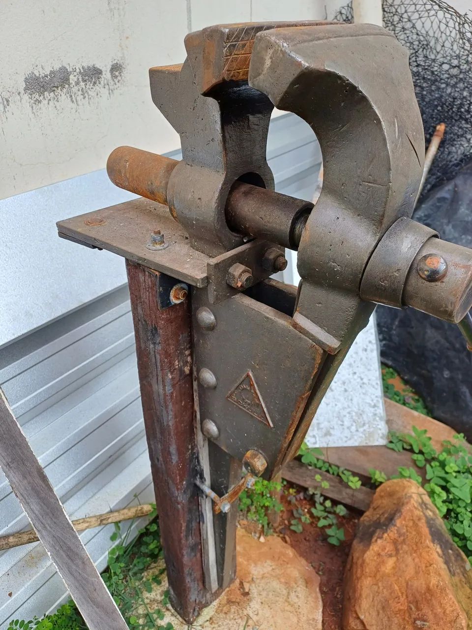 Morsa de ferreiro de rabicho antiga.