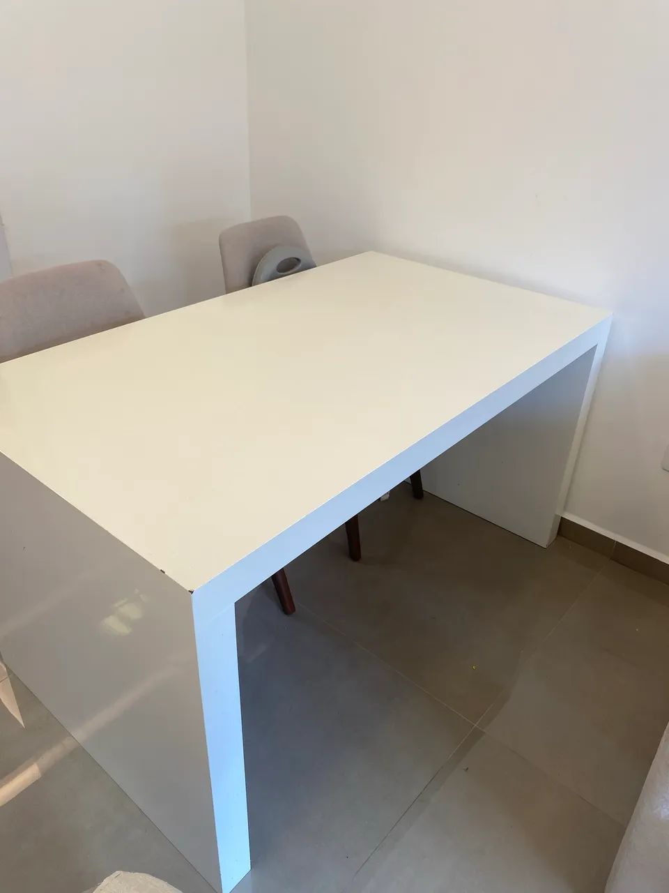 Lacquered 4-Seat Table64842834727811120