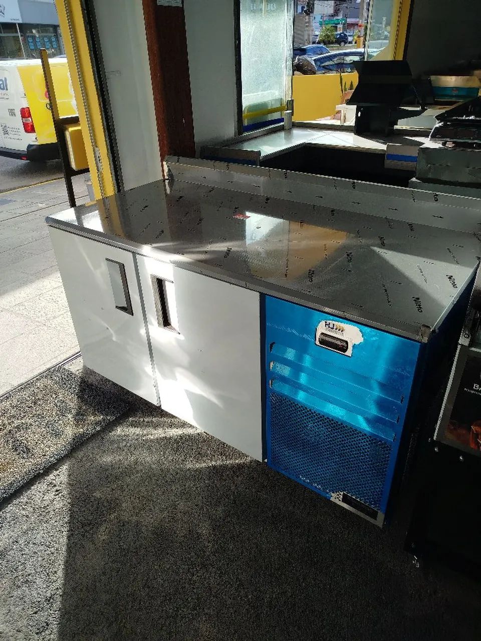 R1 Balcão refrigerado 1500mm com espelho total inox Venâncio