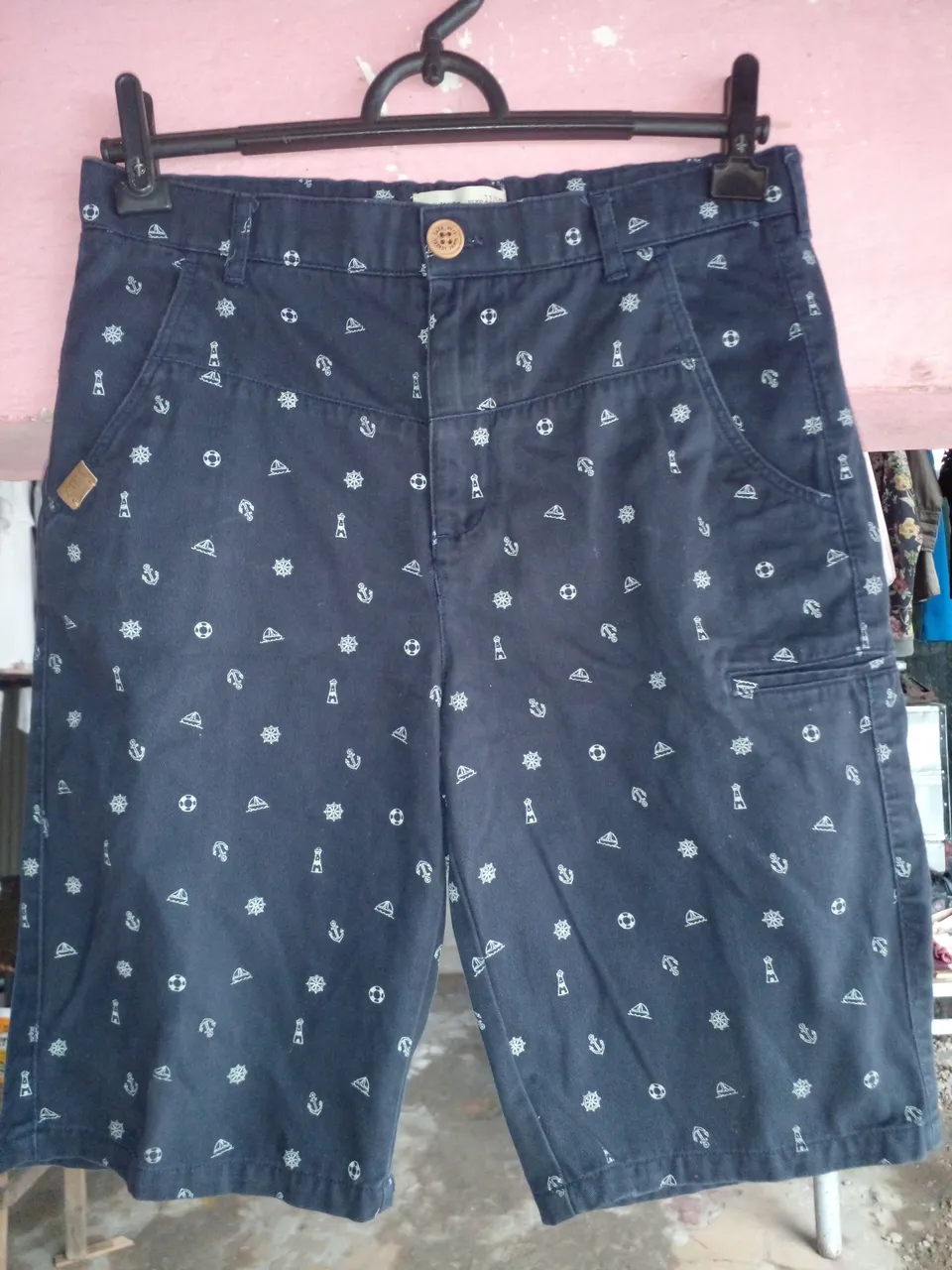 Shorts de tecido leve com estampa náu ,caixa de son e botas tica