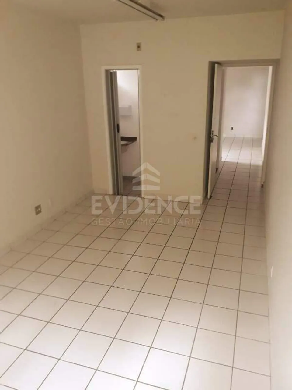 Sala com 35 m², sol da manhã, 01 vaga de garagem. Dois ambientes de sala, com 02 banheiros
