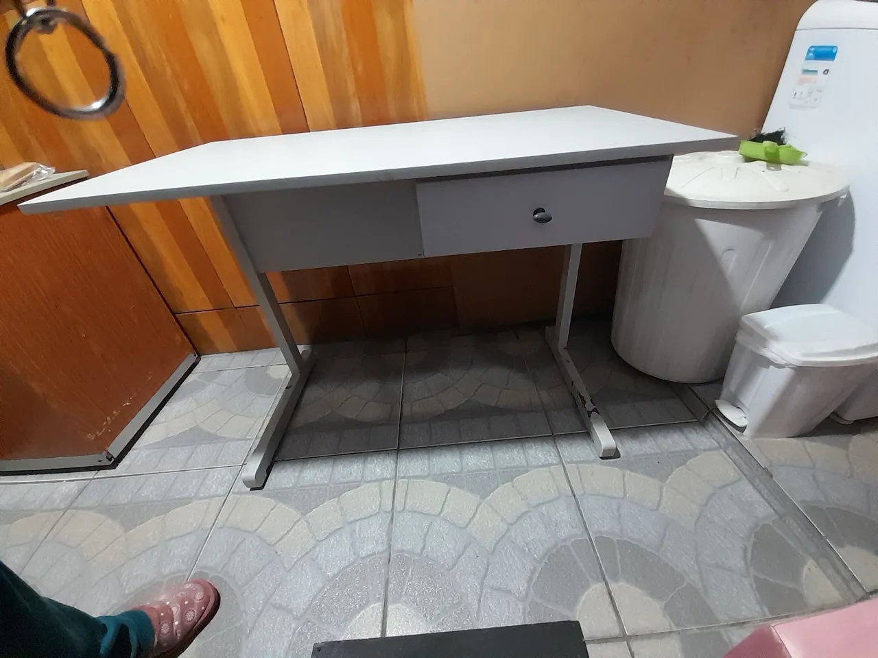 Mesa de escritório branca com gaveta