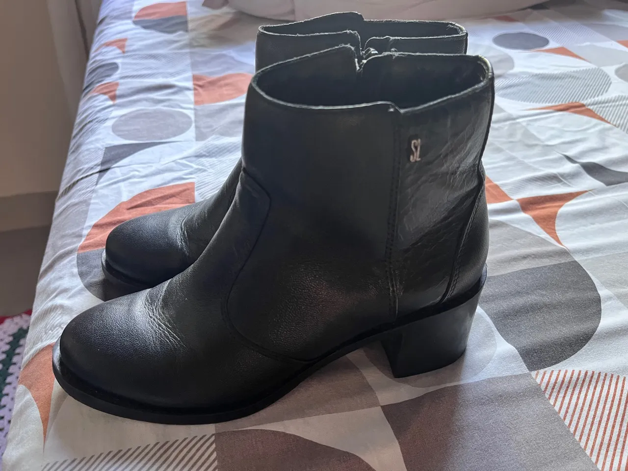 Bota Feminina de Couro Preto
