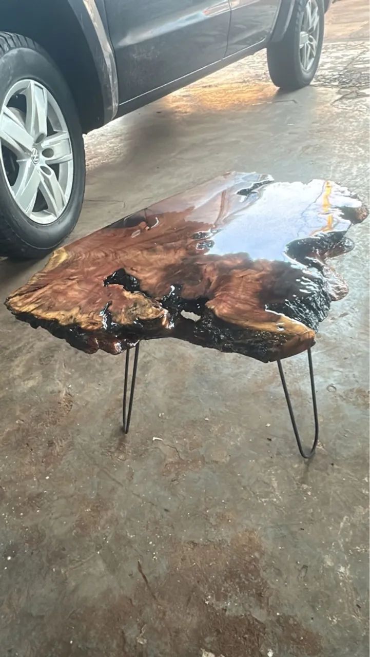 Mesa de centro em madeira nobre com pes de ferro