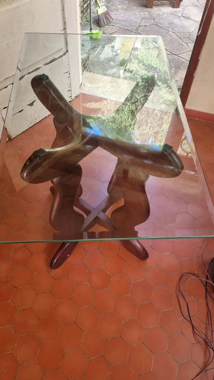 Mesa com tampo de vidro e pés em madeira com design diferenciado - Foto 4