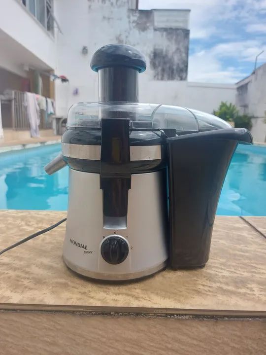 Centrífuga extrator de frutas Mondial Juicer 
