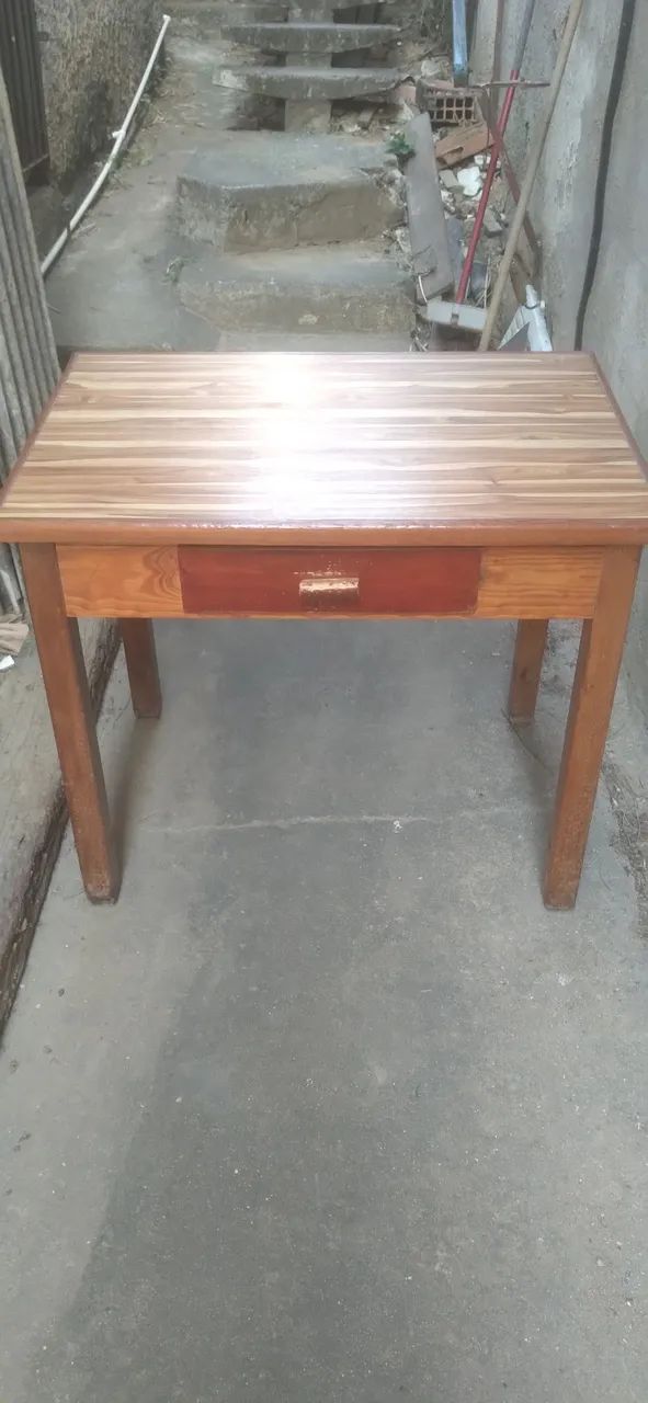 Mesa de madeira genuína com 1 gaveta
