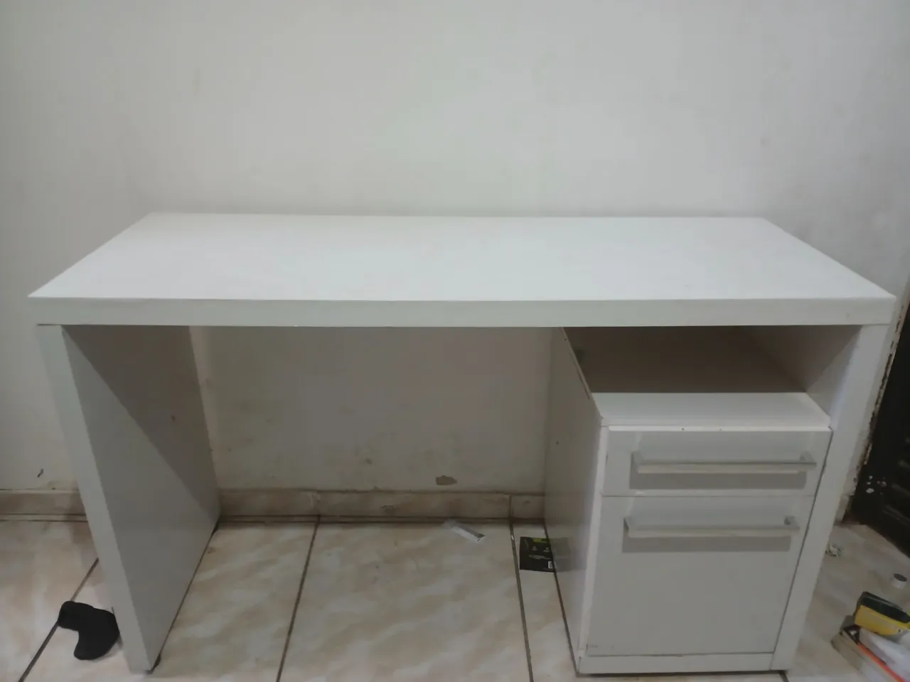 Mesa de Escritório Branca com Gaveteiro