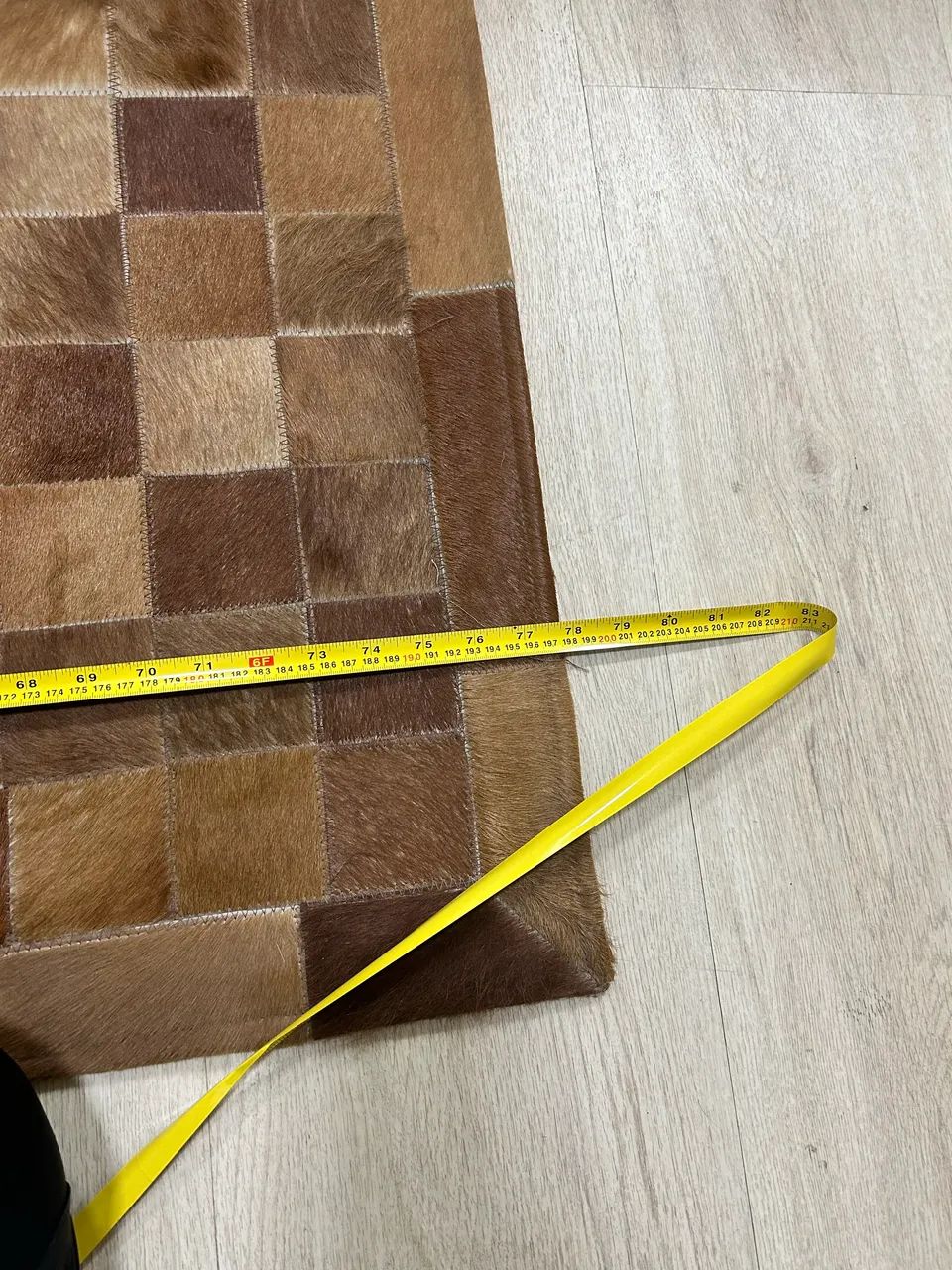 TAPETE COURO 2,00 X 3,00 COURO LEGÍTIMO MARROM BEGE E DOURADO - Foto 2