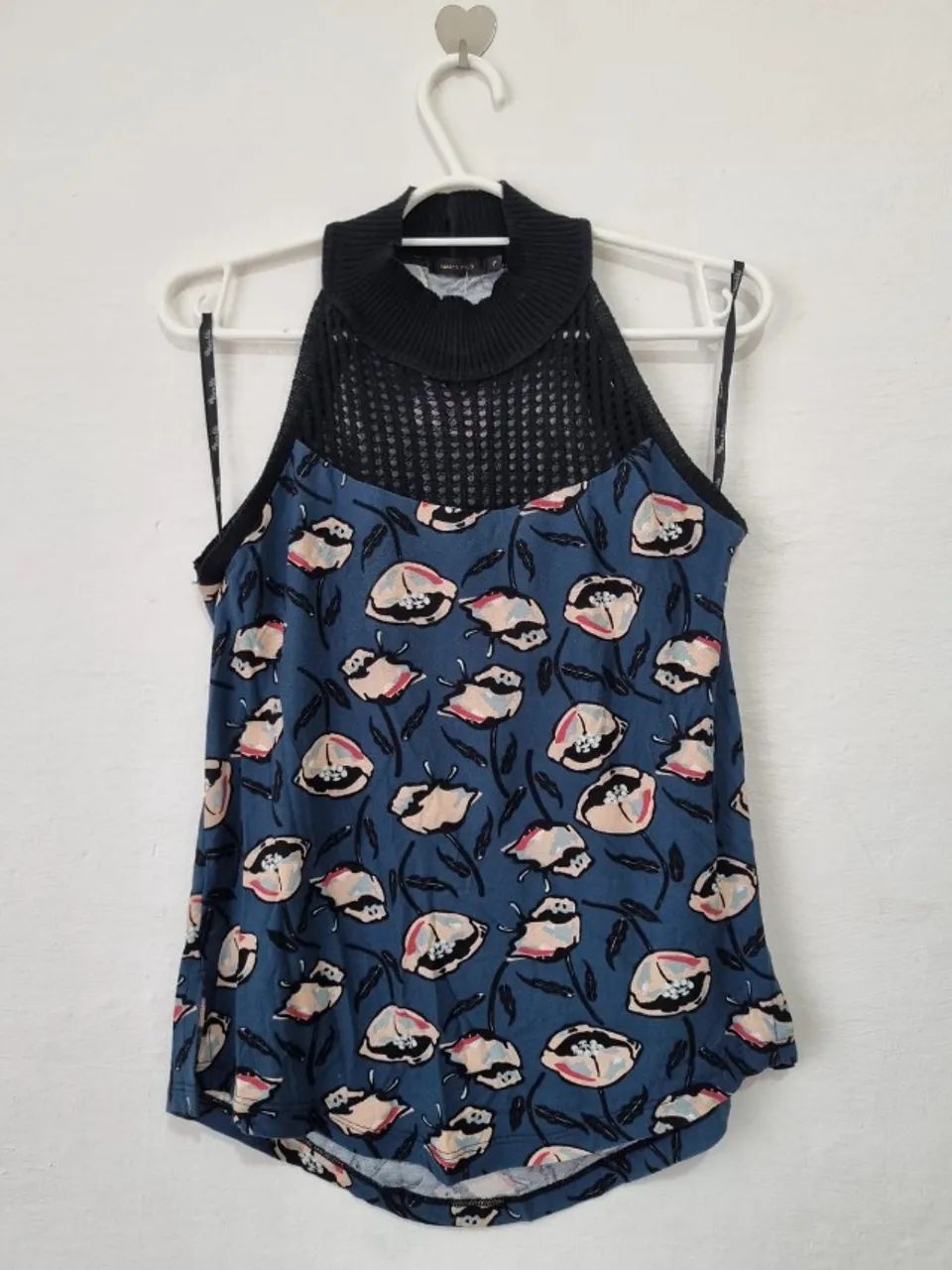 REGATA ESTAMPADA E DETALHE EM TRICO MARIA FILO