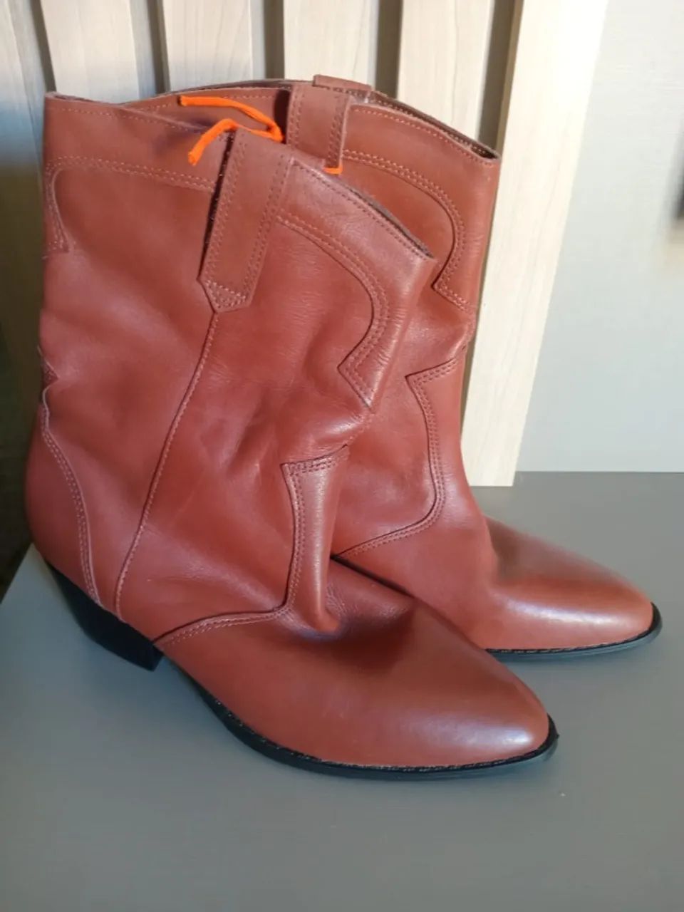 Bota de Couro Renner - tam 36/37/38 - Foto 2