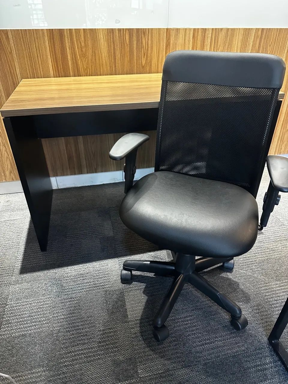 MESA com CADEIRA CONFORTO de escritório com cadeira ergonômica