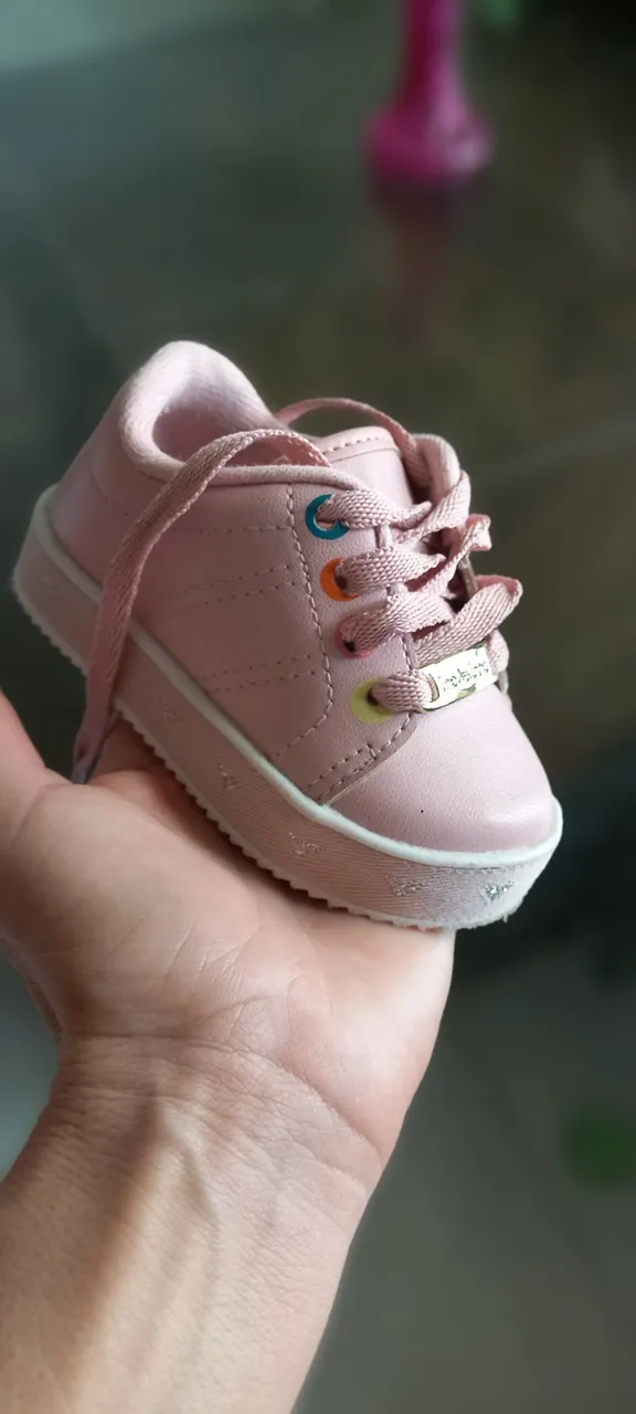 Tênis infantil rosa com detalhes coloridos