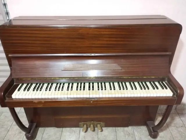 Bentley Acoustic Upright Piano – Used in Good Condition – Walnut Root64728253042049120