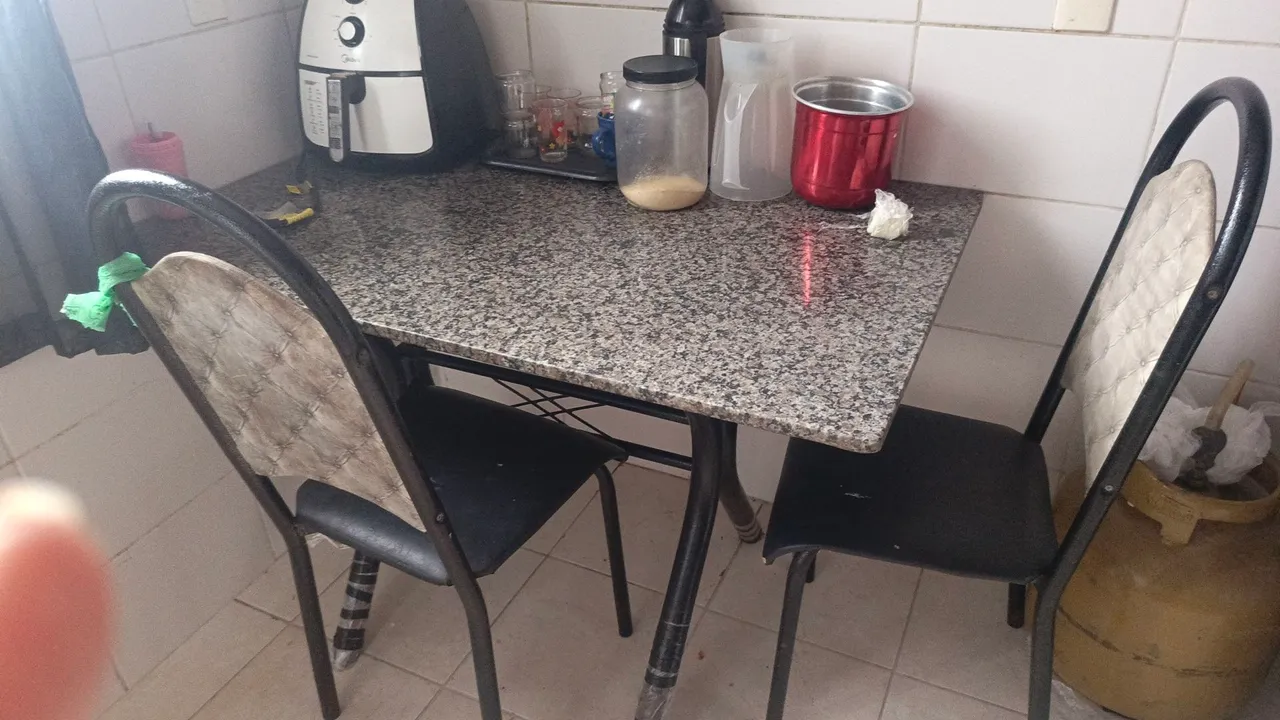 Mesa de mármore granito com 2 cadeiras