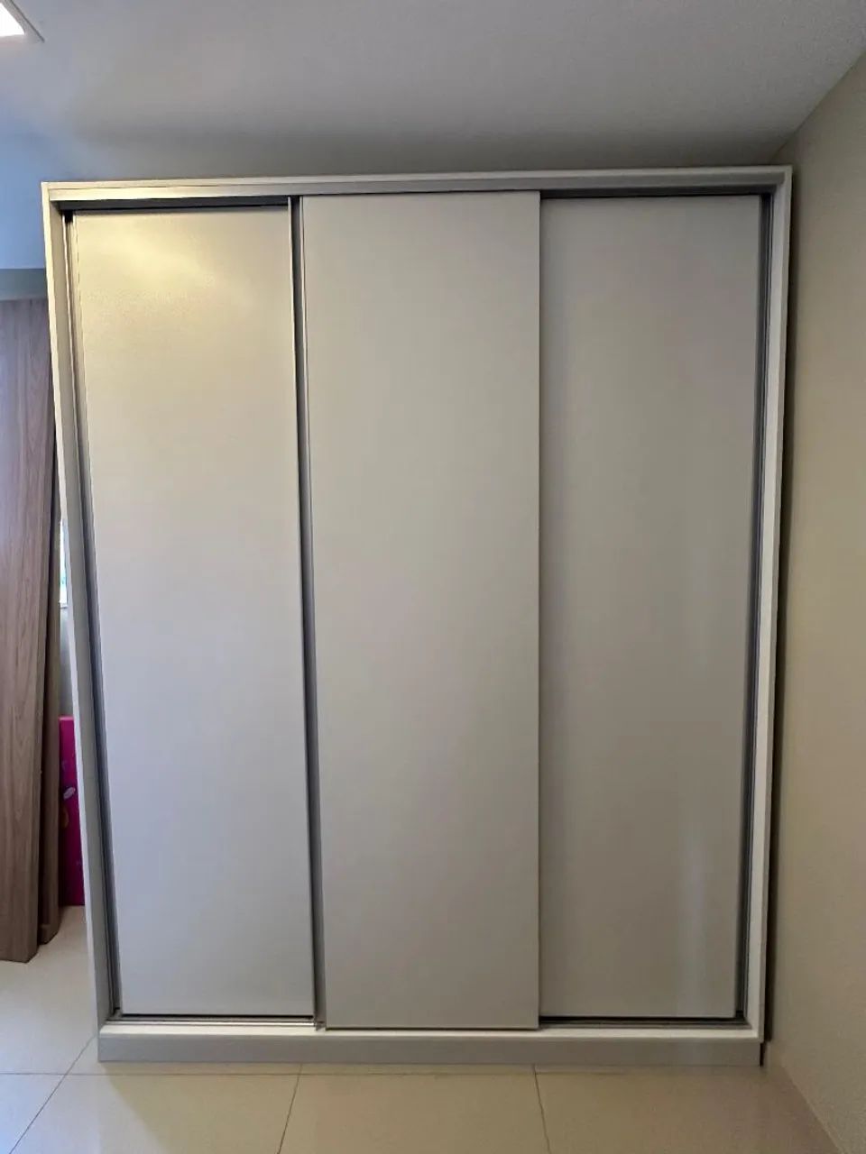 Guarda-Roupa Moderno com 3 Portas de Correr - Foto 4