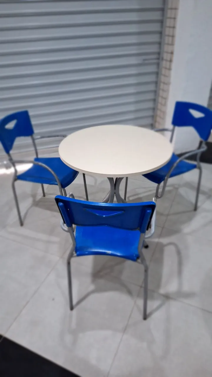 Conjunto Mesa e Cadeiras azuis