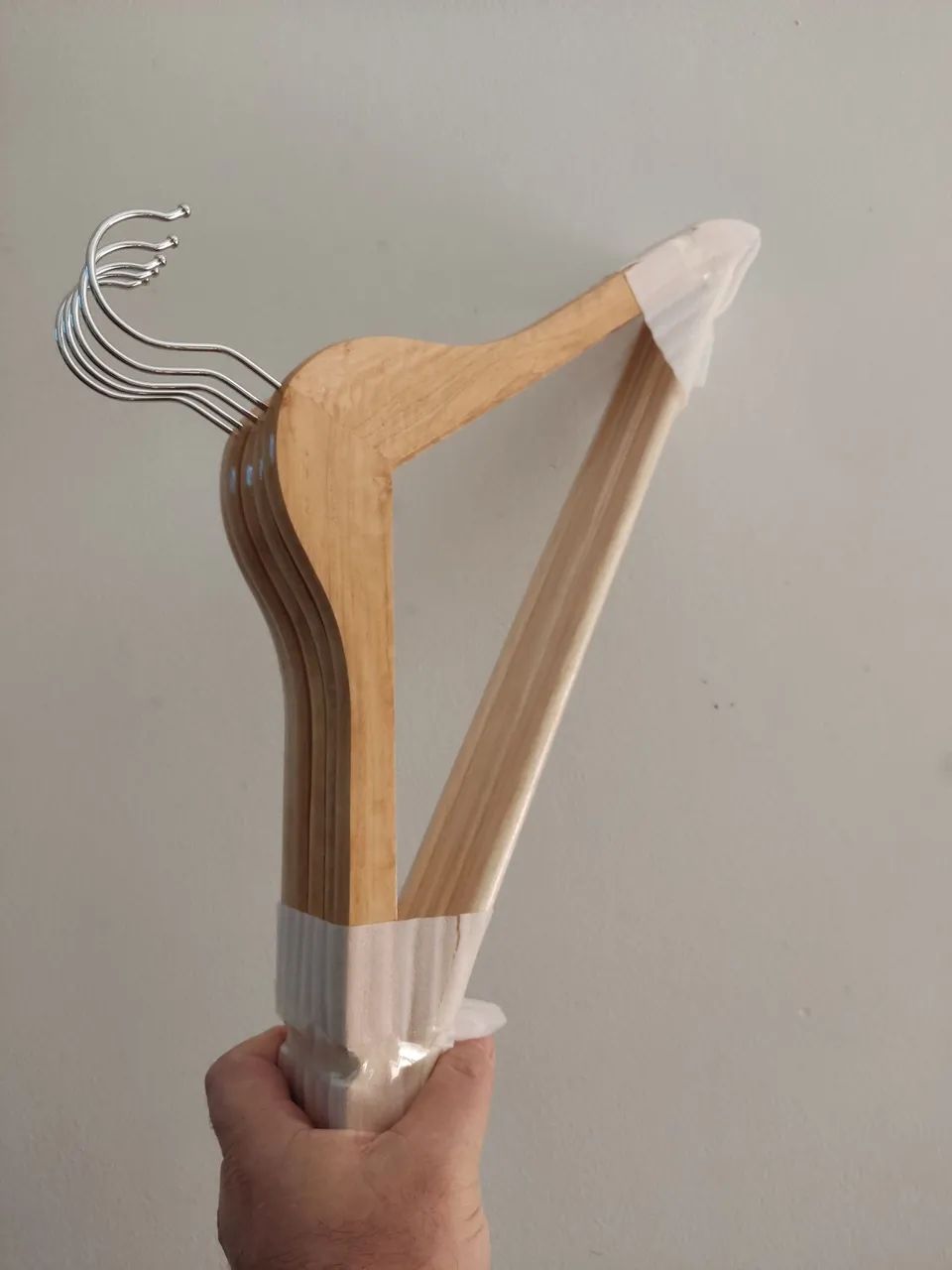 Kits de 10 cabides madeira por R$65