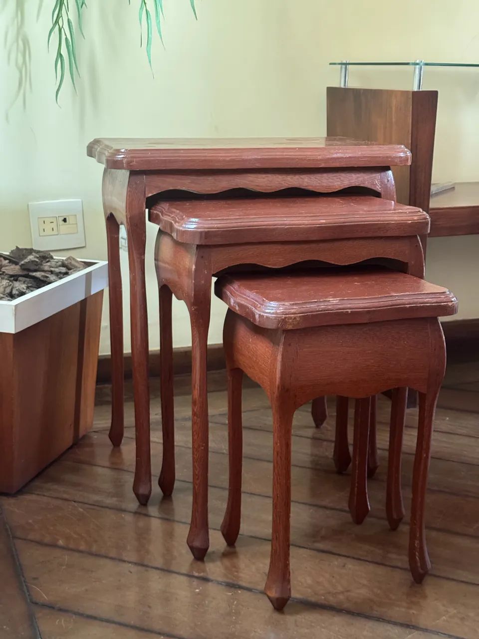 Trio de mesinhas em madeira maciça 