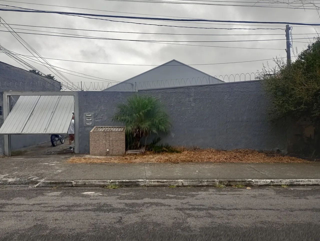 Aluga casa no Atuba
