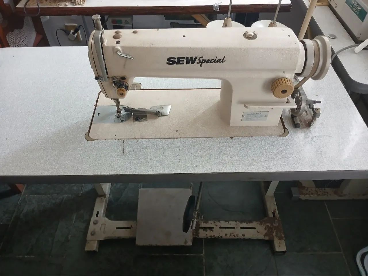 Máquina de costura industrial Reta 