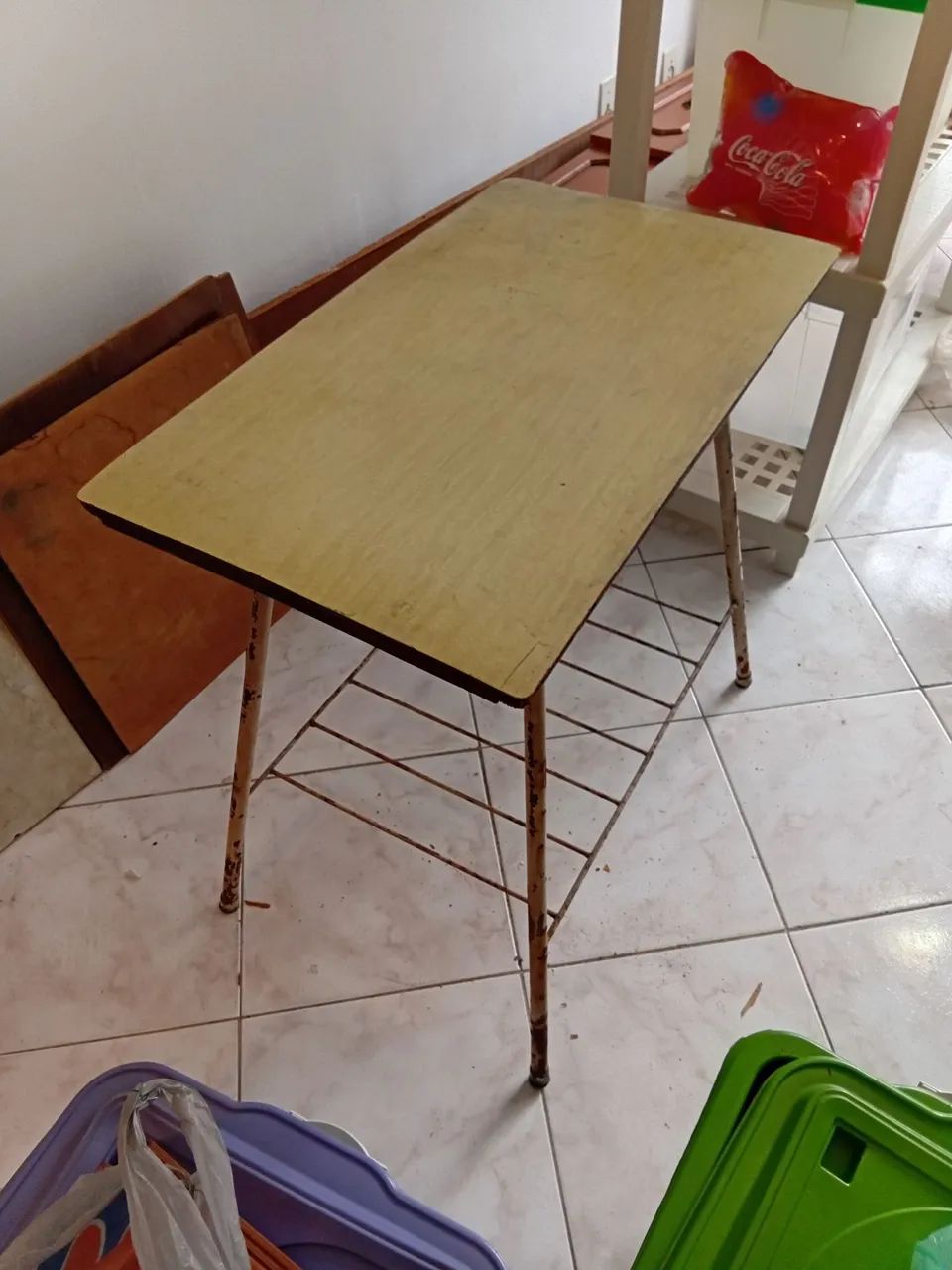 Mesa de madeira vintage com pés de ferro e giratória 