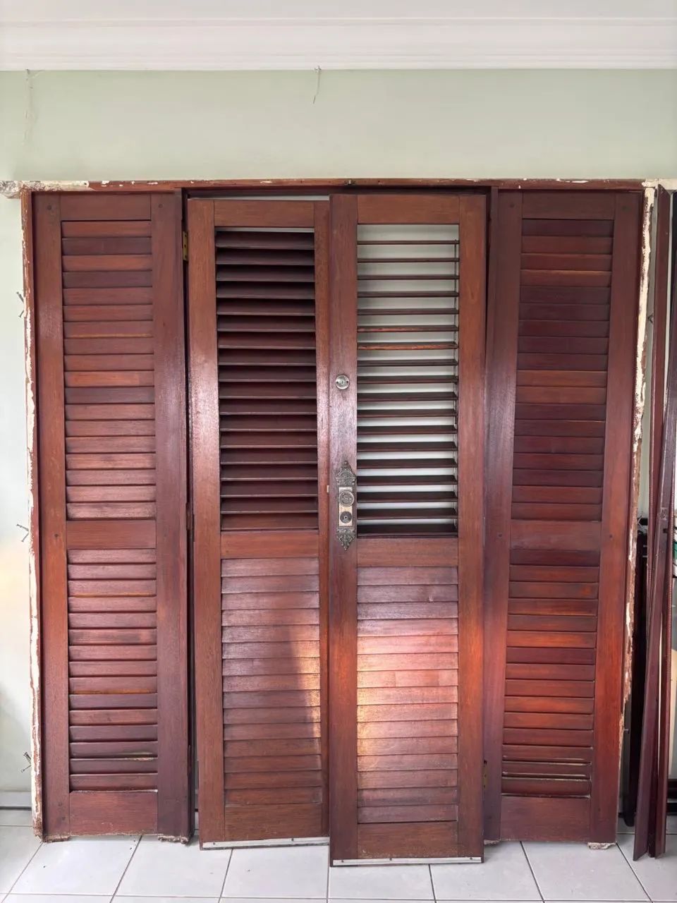 Vendo porta em madeira maciça  - Foto 3